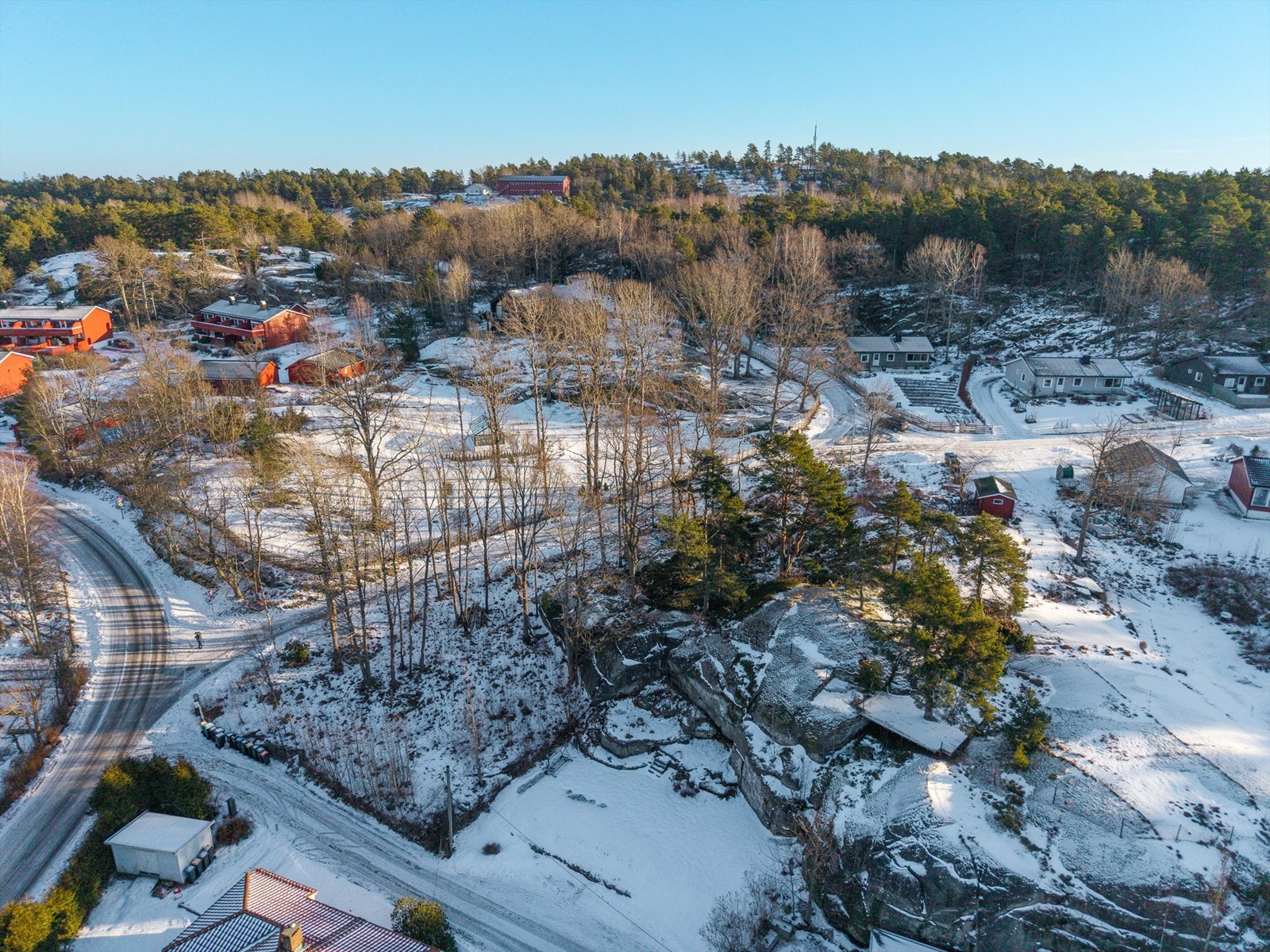 Tomten ligger i uregulert boligområde og ved første gangs oppføring vil boligen være en bolig uten boplikt. Boplikt inntrer når det meldes flytting til eiendommen Galleribilde