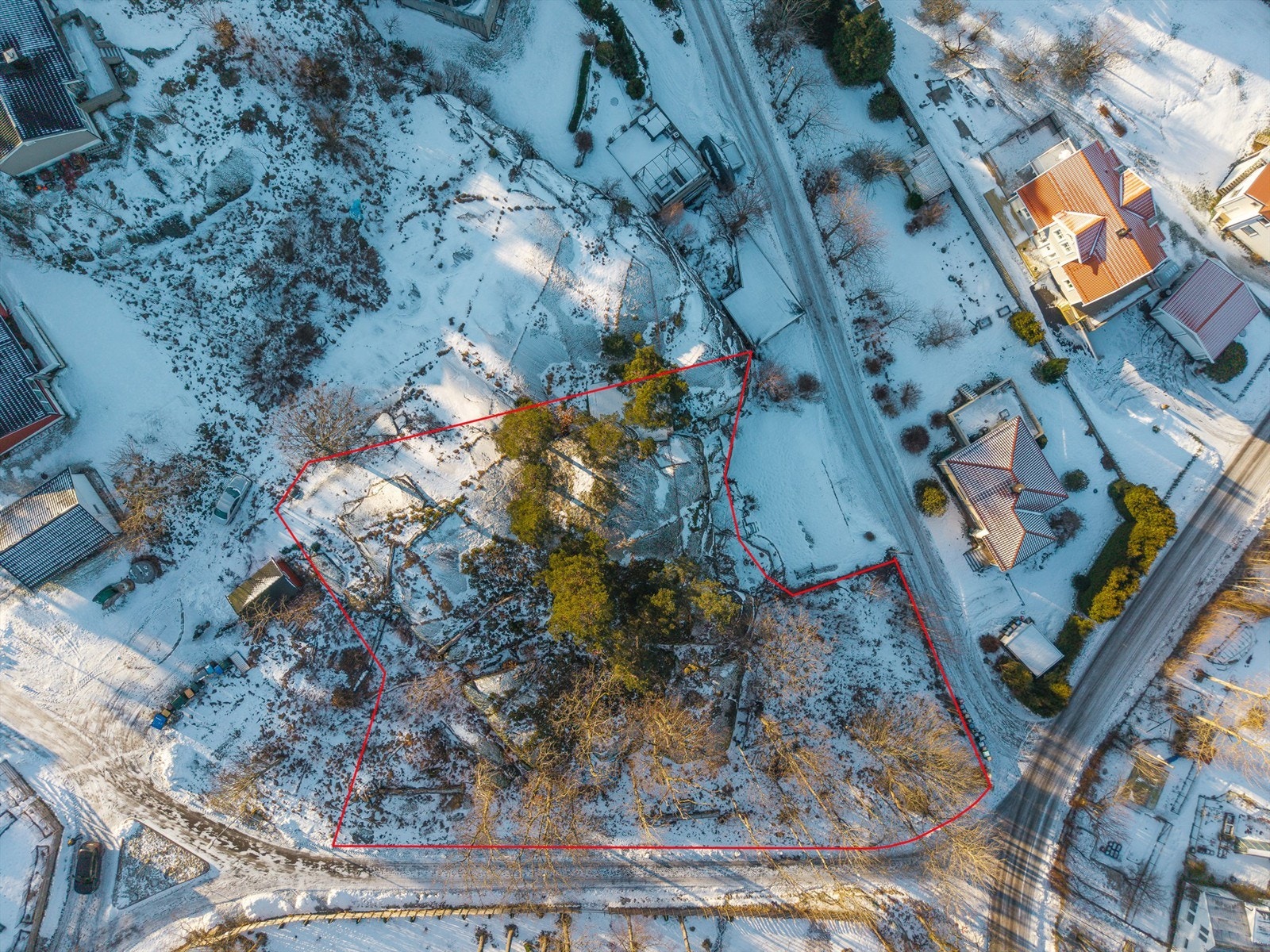 Tomten er på ca. 2,1 mål og har en kupert og spennende utforming, dels skrånende og bratt, bestående av fjell, krattskog og flotte furutrær. Galleribilde