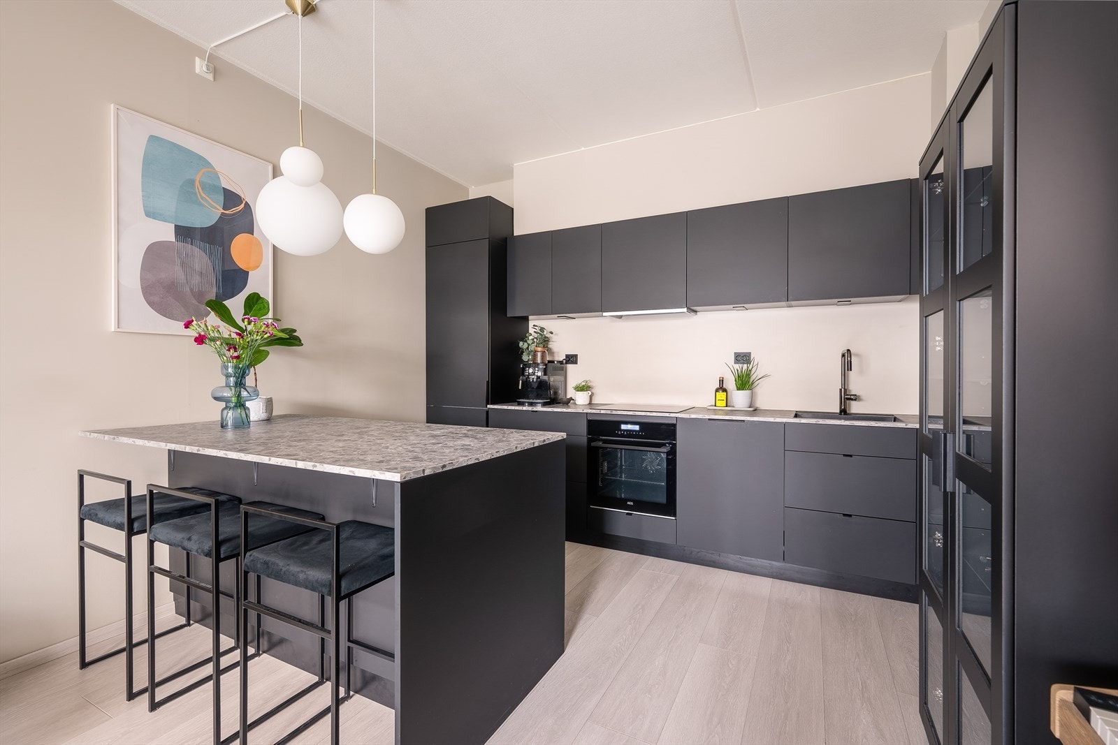 Kjøkkenet fra KVIK var nytt i 2022, og er innredet med mørke fronter og benkeplate i kontrast. Her har du rikelig med skapplass. Galleribilde