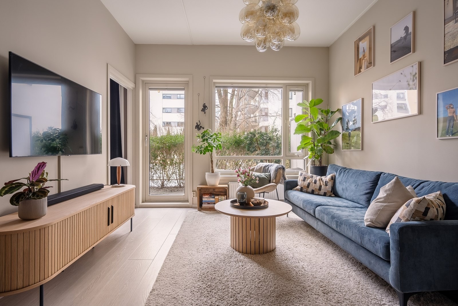 En delikat og tidløs leilighet med privat markterrasse og god intern beliggenhet. Galleribilde