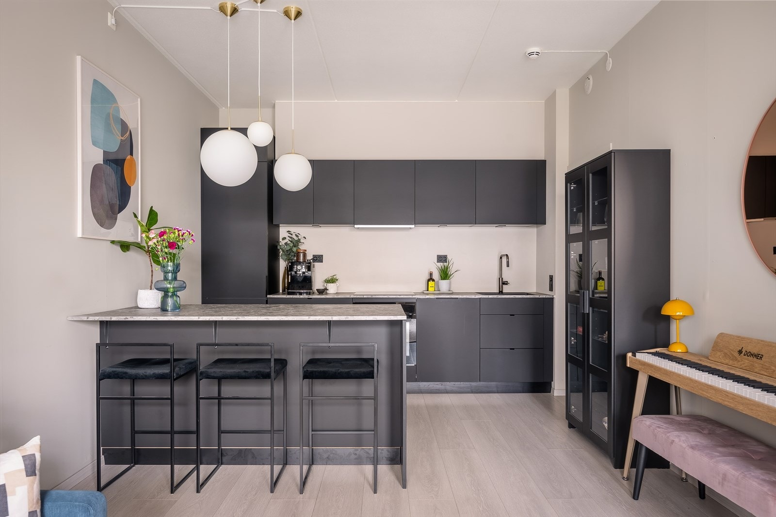 Det delikate kjøkkenet innbyr til matlaging. Her finner du også en praktisk øy som gir ekstra sitteplasser. Galleribilde