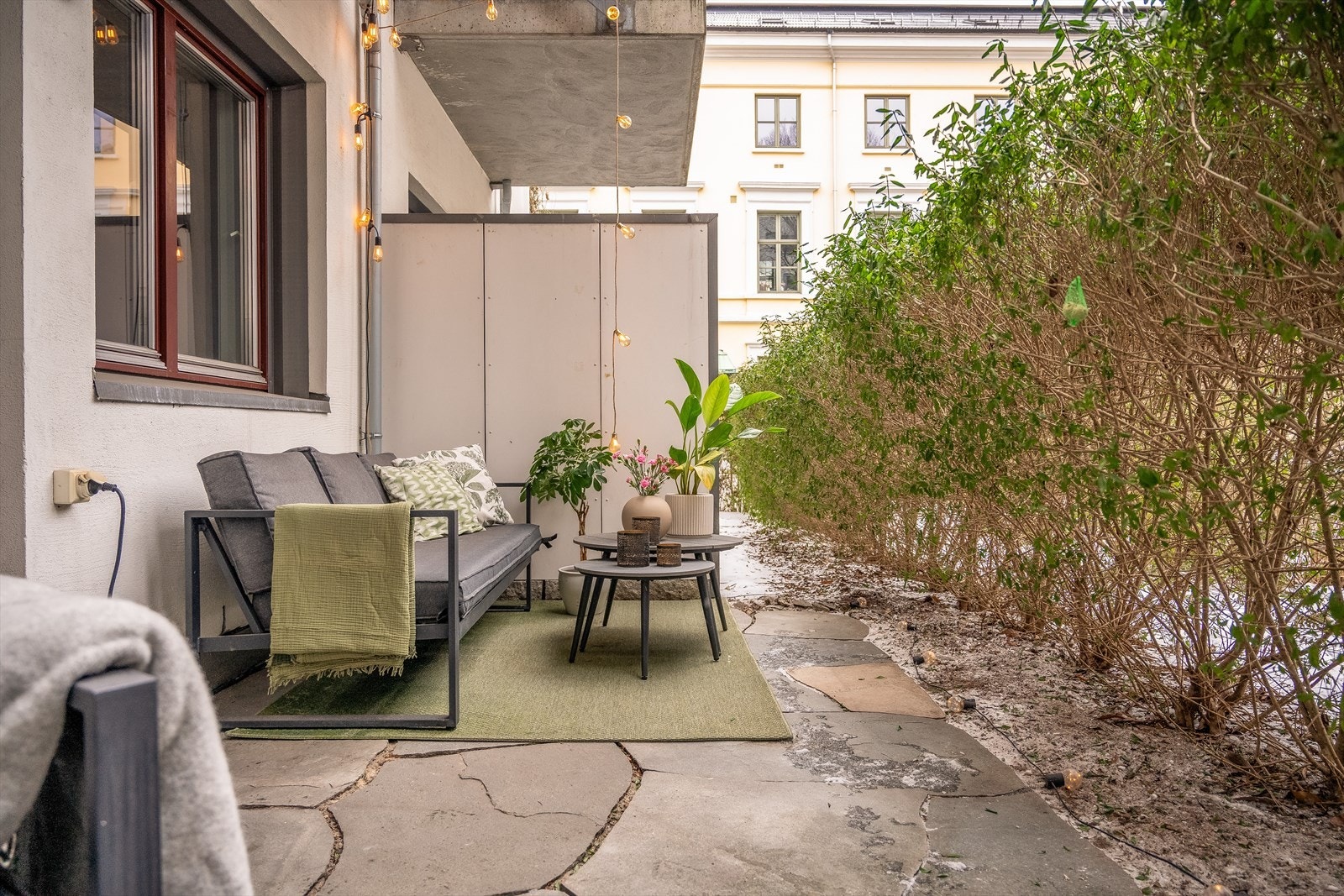 En herlig uteplass med plass til både lounge og spisebord. Galleribilde