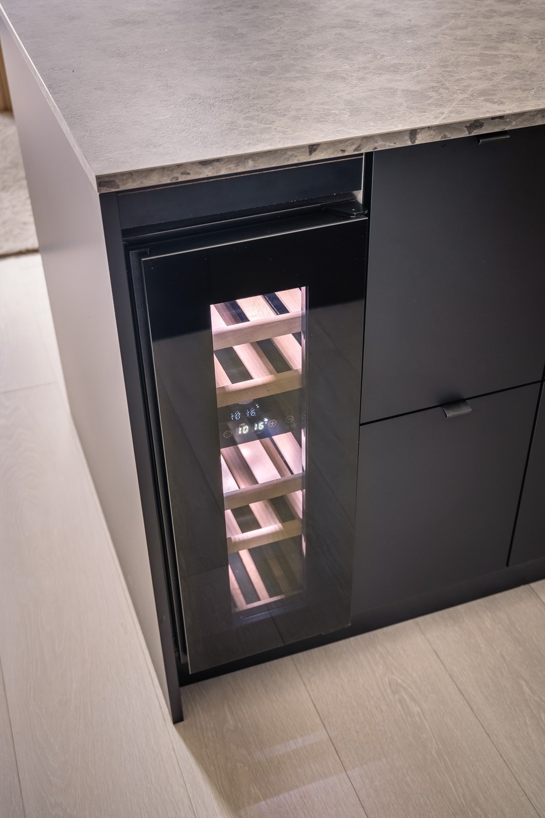 Her finner du også et flott vinskap integrert. Galleribilde