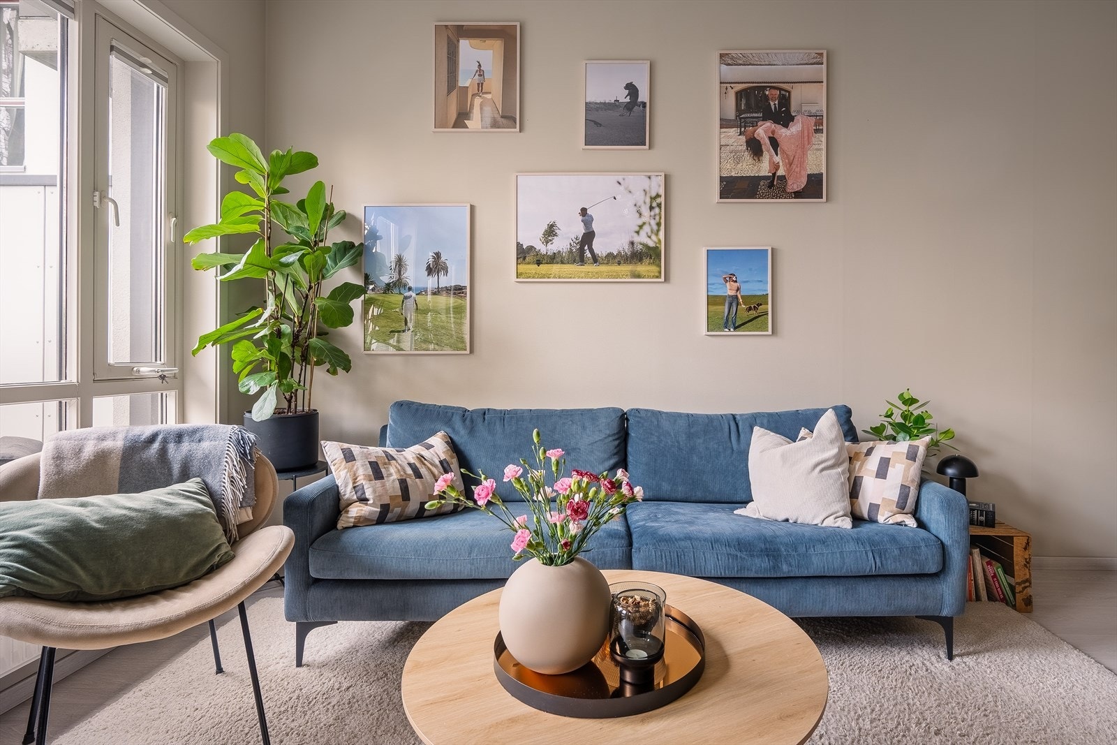 Sofaen finner sin naturlige plass i hjørnet. Her kan du ha tven på veggen vis-à-vis. Galleribilde