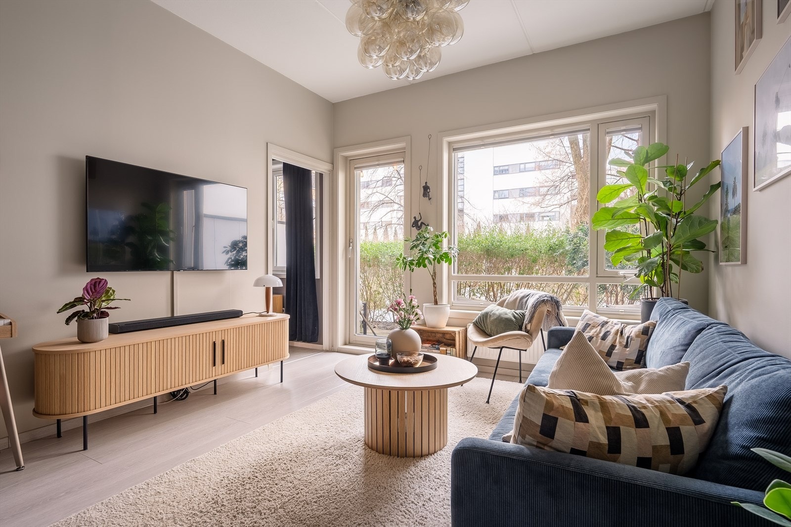 Innvendig møtes du av lyse, delikate overflater, en praktisk utforming og fantastisk romfølelse. Galleribilde