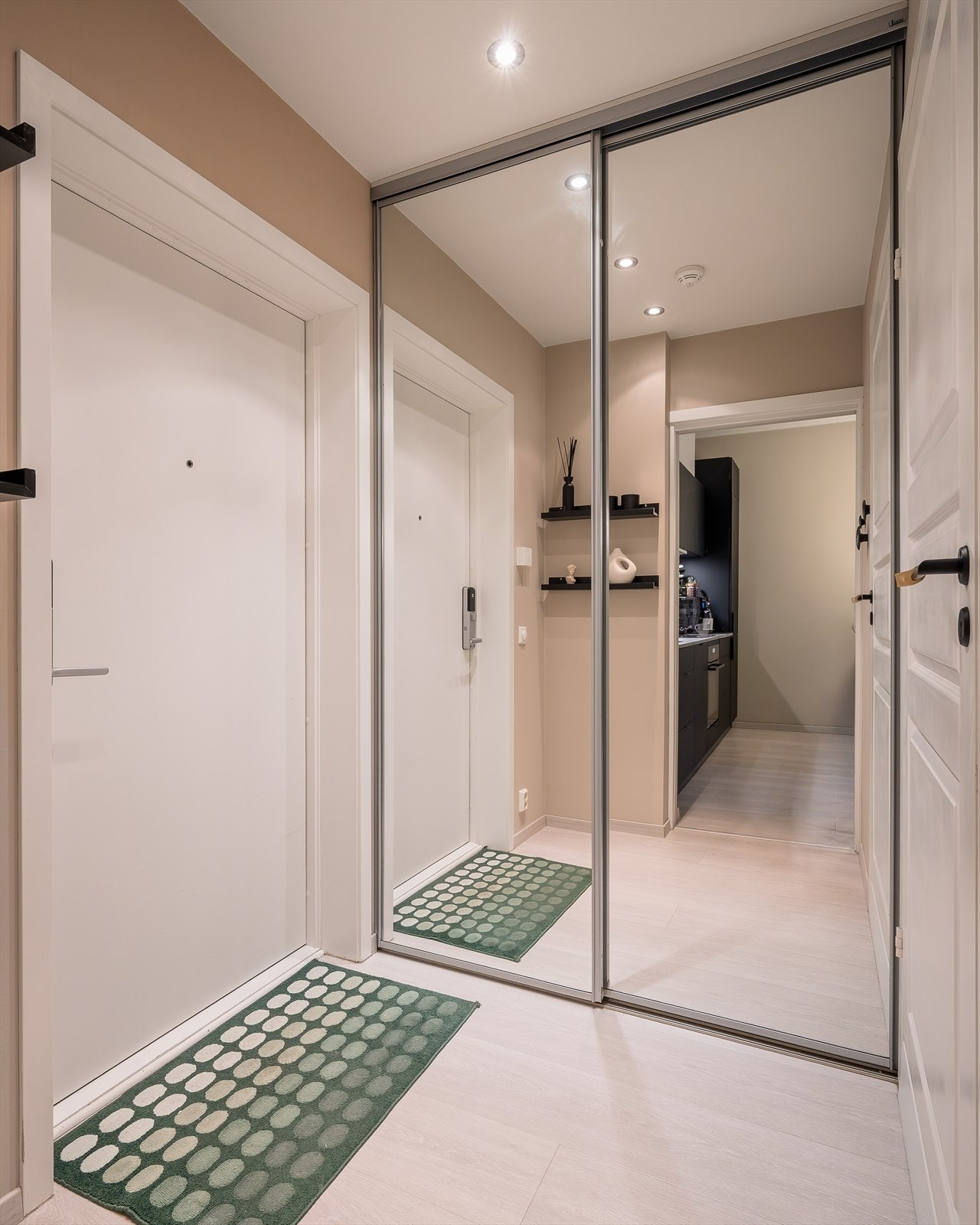 En hyggelig entré gir et godt førsteinntrykk av leiligheten. Her finner du et romslig garderobeskap til yttertøyet. Galleribilde