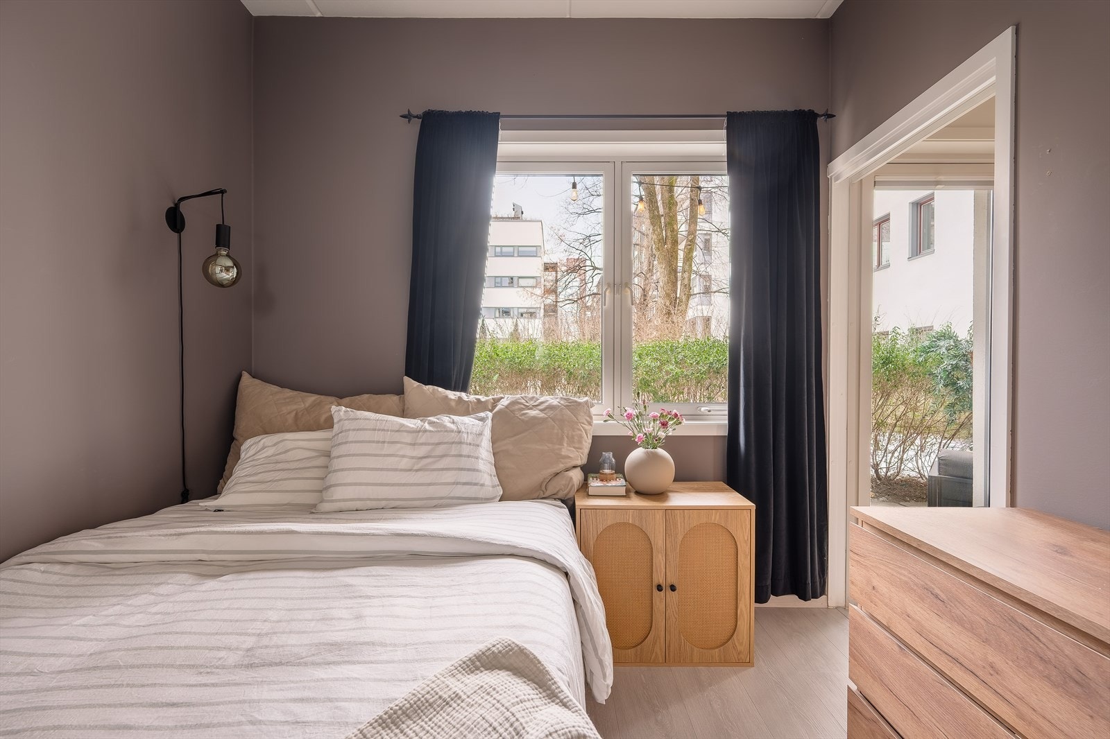 Soverommet er romslig, med god plass til dobbeltseng og nattbord. Galleribilde