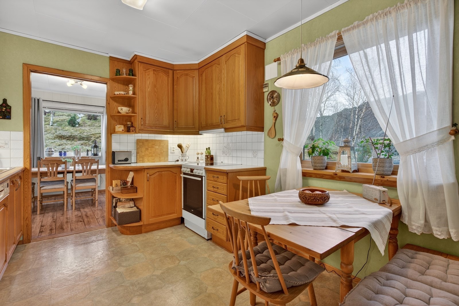 Solid eikekjøkken fra 2000 Galleribilde