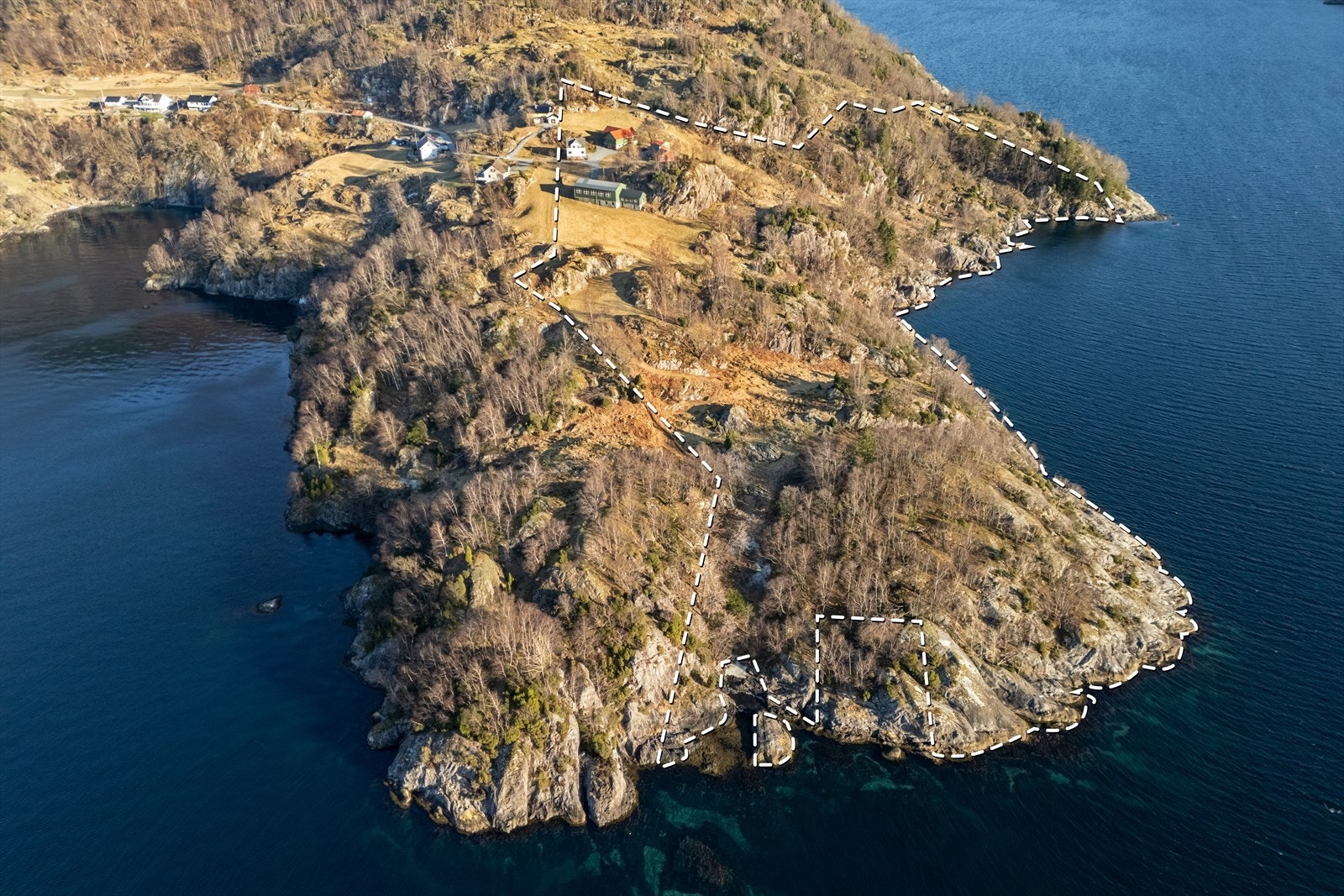 Eiendommen har et totalt areal på ca. 68,9 dekar (eiertomt), og ligger samlet og oversiktlig rundt gårdstunet. Galleribilde