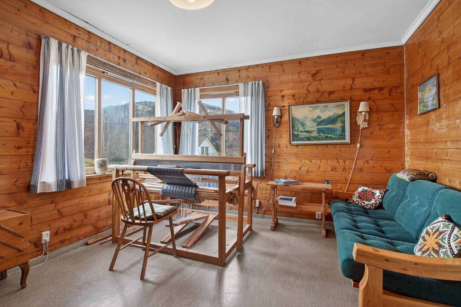 Boligen er et eldre tømmerhus, oppført i 1946 Galleribilde