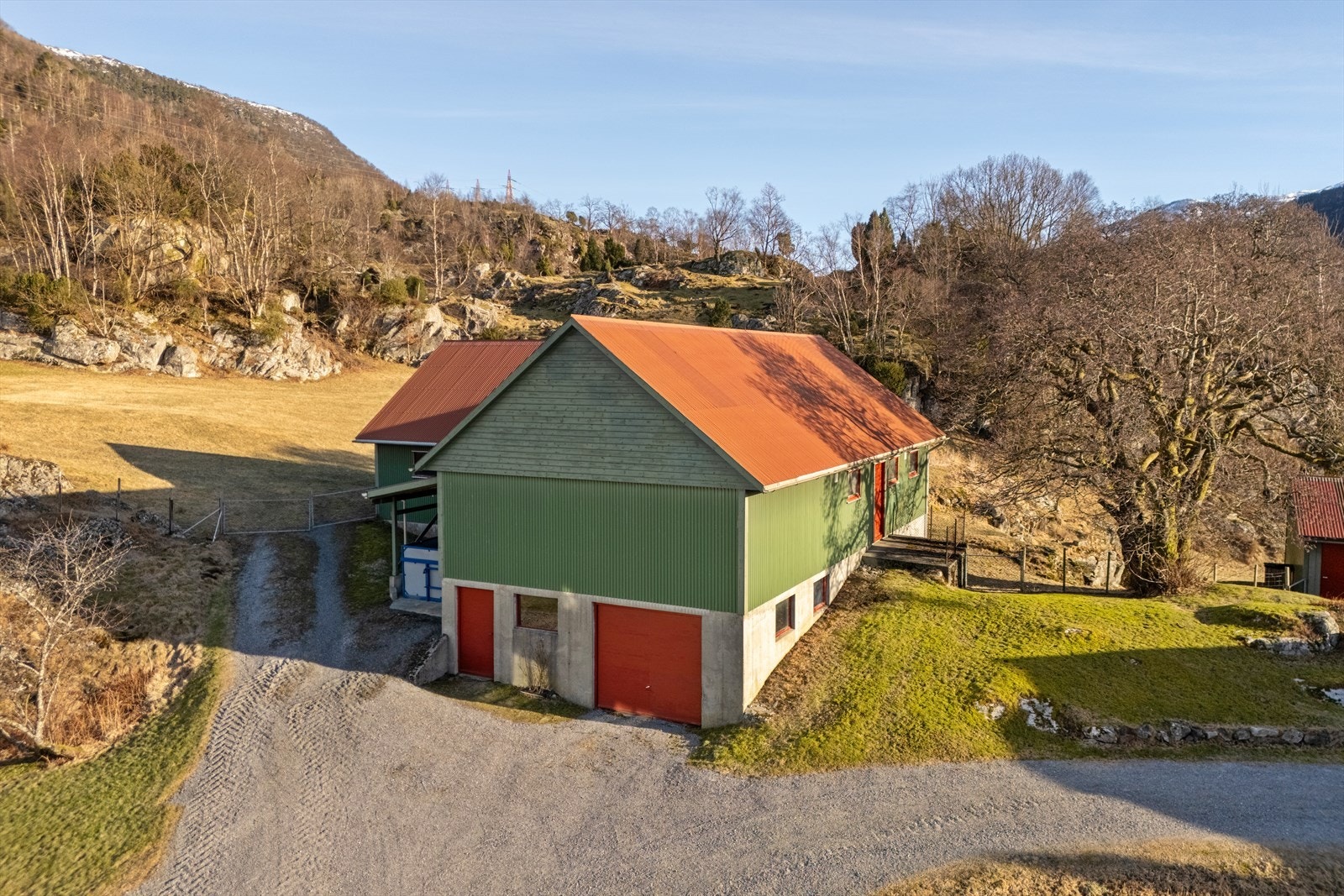 Driftsbygningen er oppført i 1979 og har en grunnflate på ca. 180 m² Galleribilde