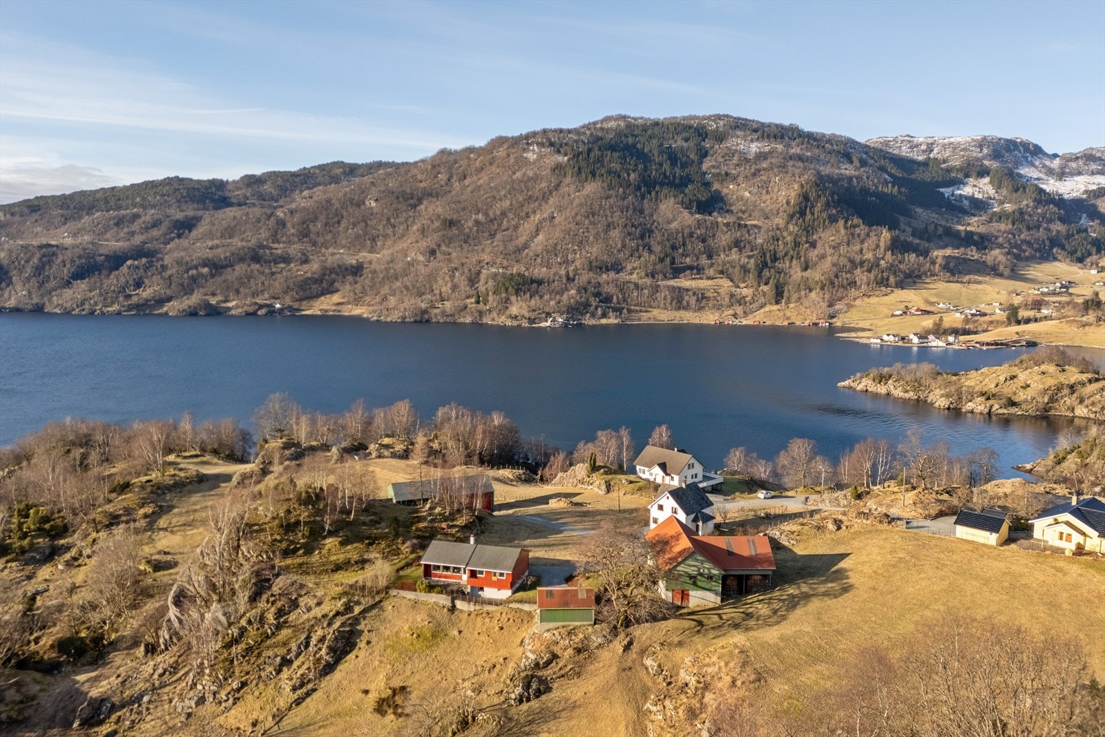 Samlet og koselig gårdstun med jord og beite rundt Galleribilde