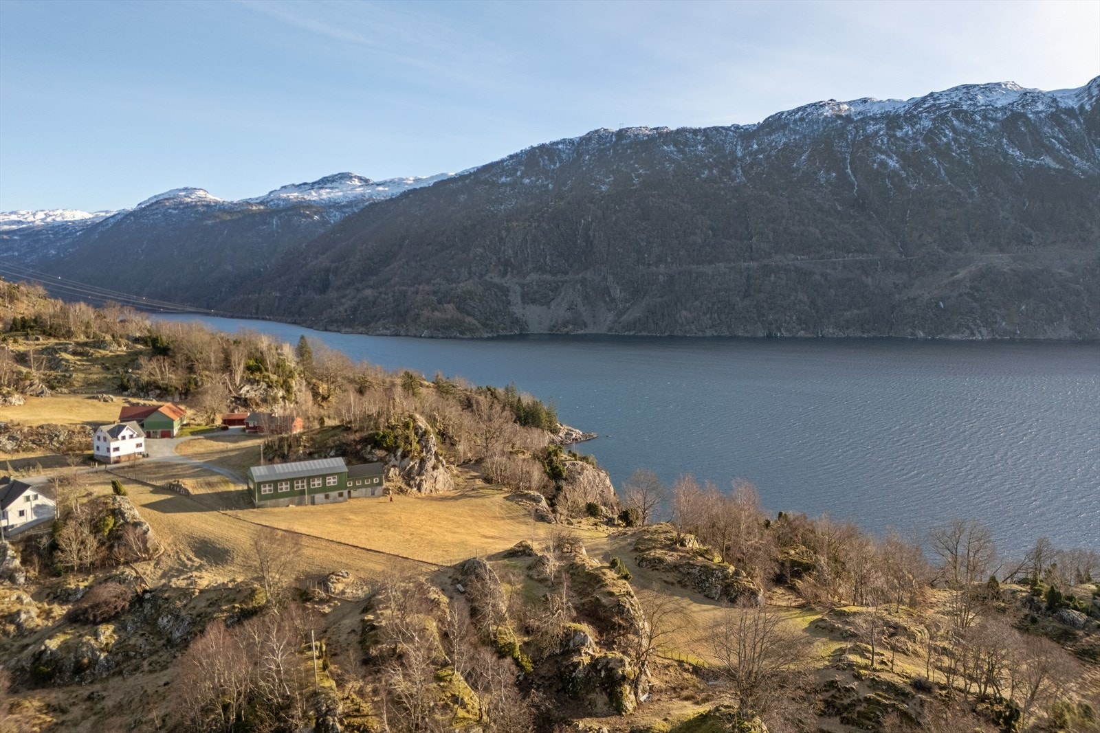 Ca. 9,6 daa fulldyrket/overflatedyrket jord og ca. 20,4 daa innmarksbeite Galleribilde