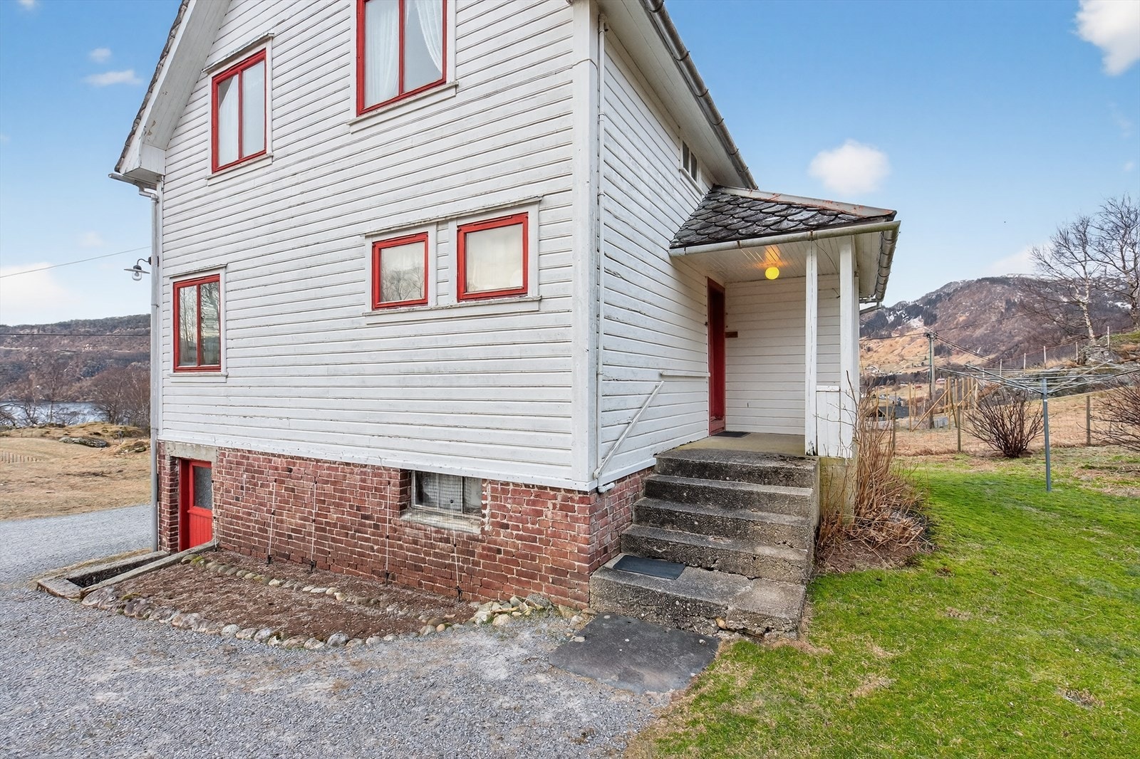 Inngangsparti og separat inngang til kjeller Galleribilde