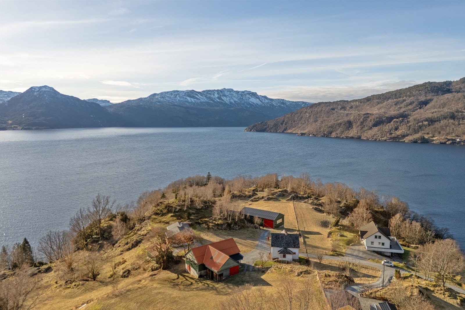 Unik kombinasjon av småbruk og sjø Galleribilde