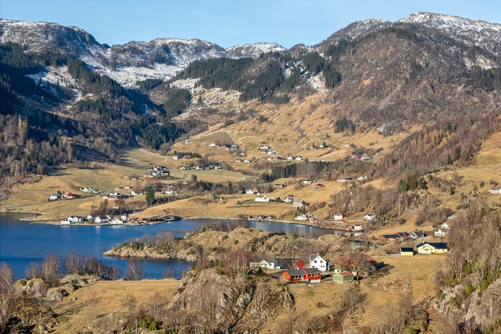 Det er ca. 2 km til Åkra sentrum, hvor man finner barnehage, skole og nærbutikk. Galleribilde