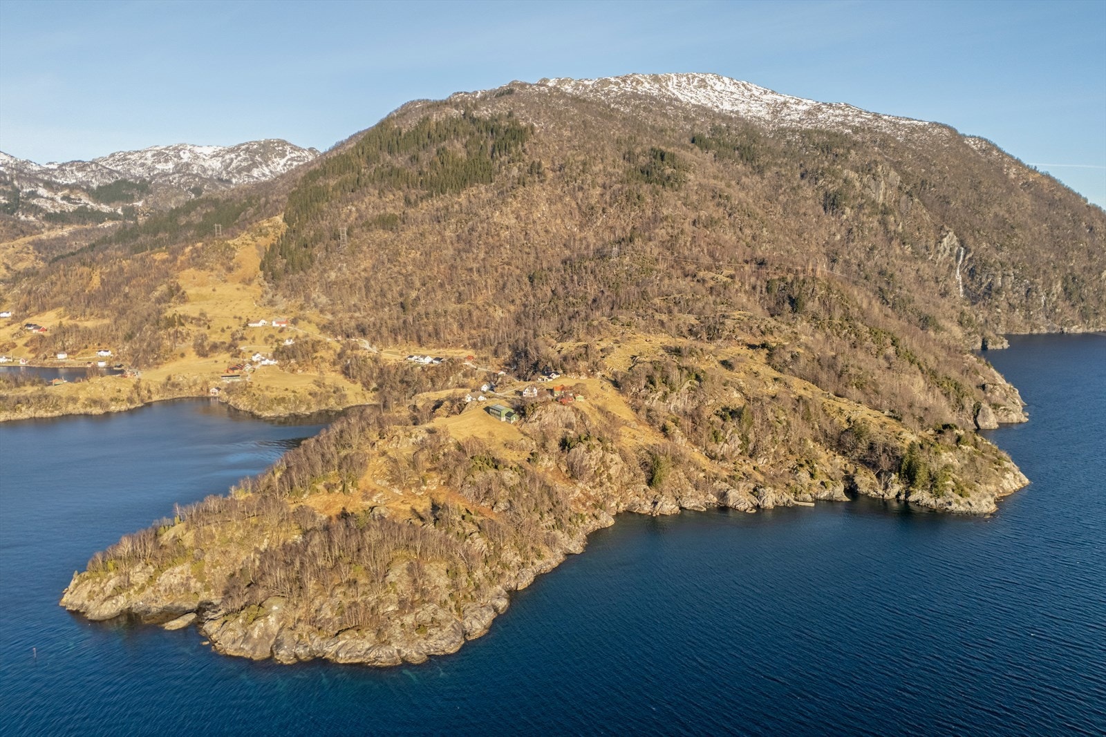 Eiendommen ligger landlig og fredelig til i Åkra i Kvinnherad kommune, med flott utsikt over fjorden og de omkringliggende fjellene Galleribilde