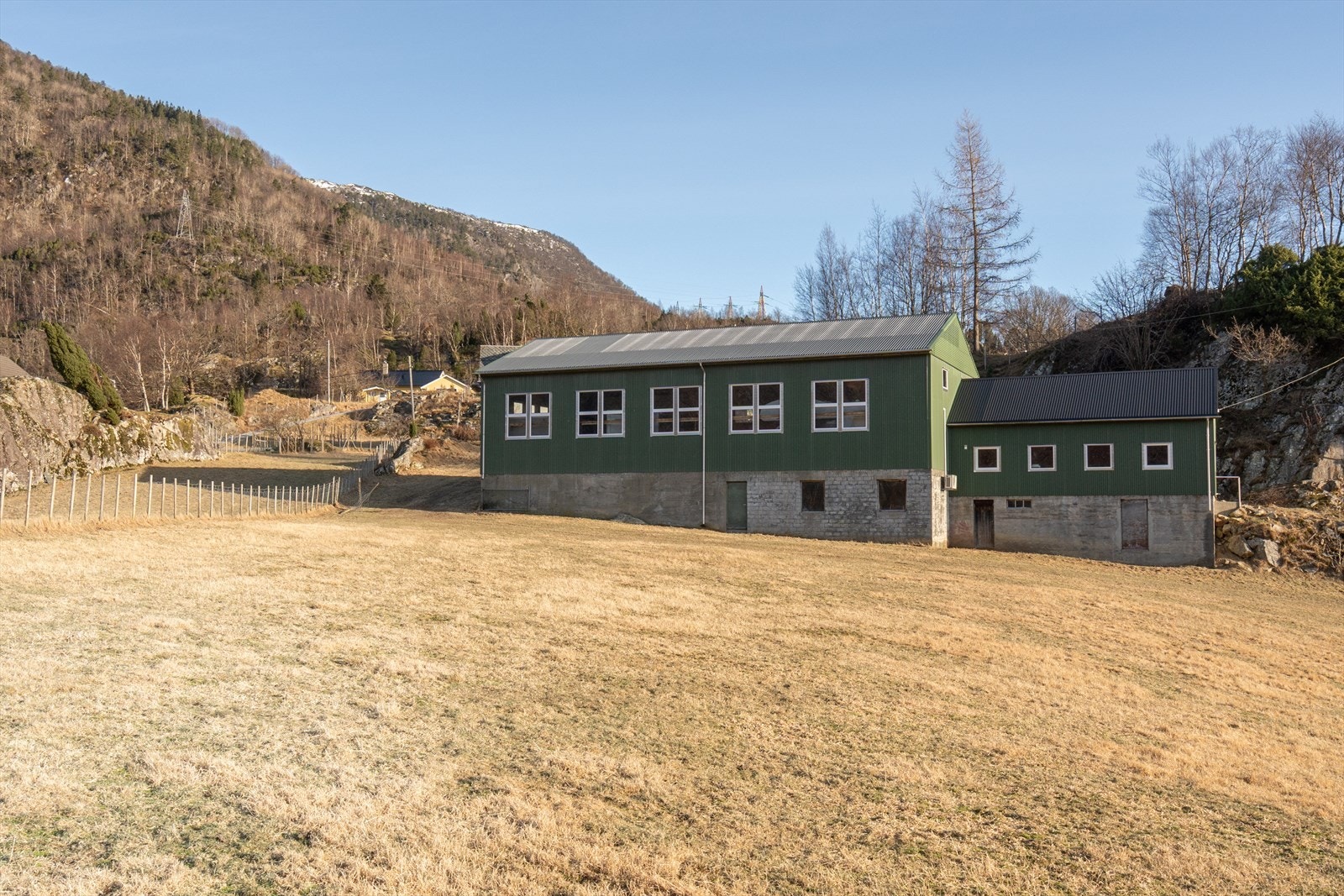 Meget anvendelig verkstedbygg (tidligere benyttet til båtbygging) med stor elektrisk leddport. Allsidig bygg med betydelig bruksverdi Galleribilde