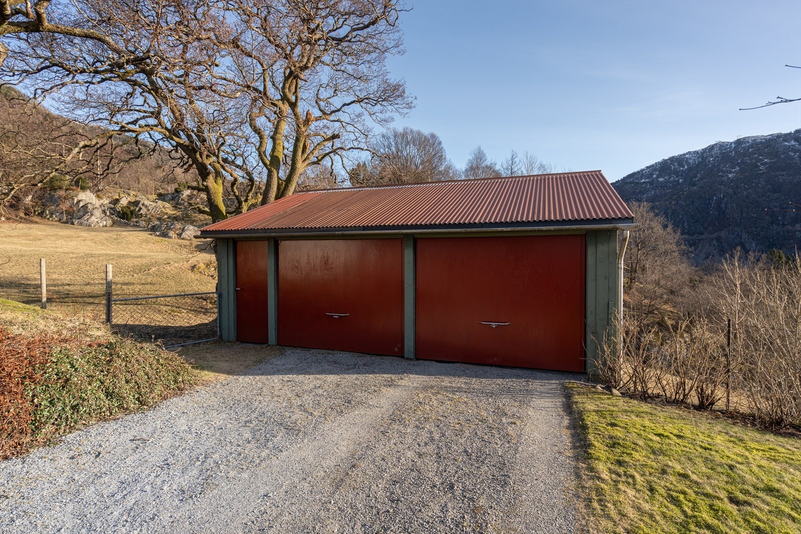 Dobbel garasje like ved hovedboligen Galleribilde