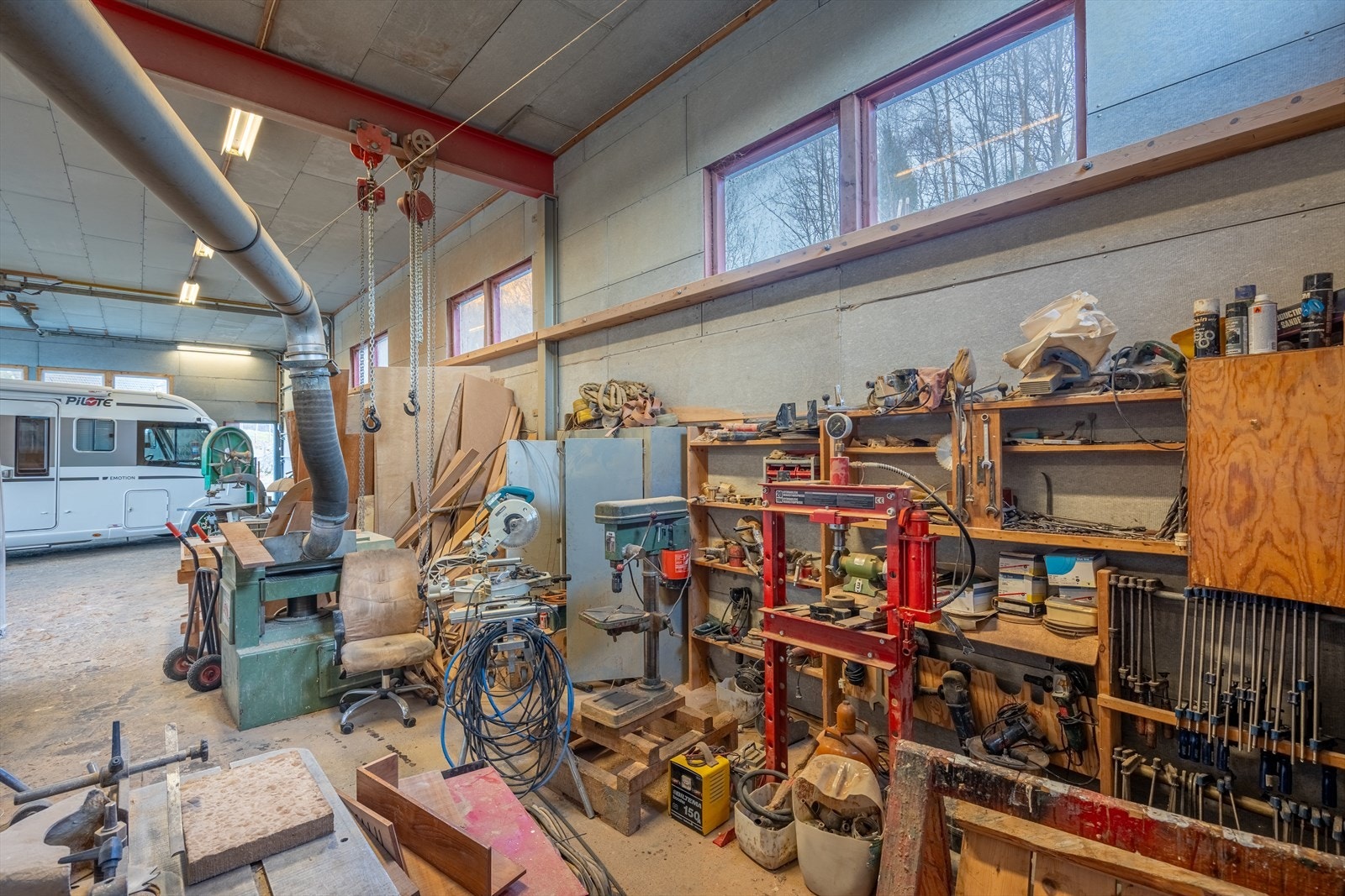 Dette er et allsidig bygg med betydelig bruksverdi - enten til næringsvirksomhet, verksteddrift, lager, maskinoppbevaring eller større hobbyprosjekter Galleribilde