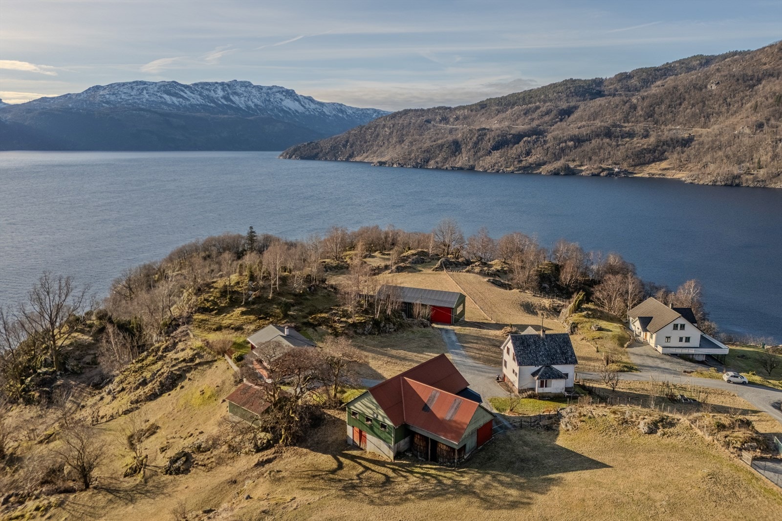 Bygda ligger omkranset av fjord og fjell, med én vei inn og ut som gir en følelse av ro og avstand Galleribilde