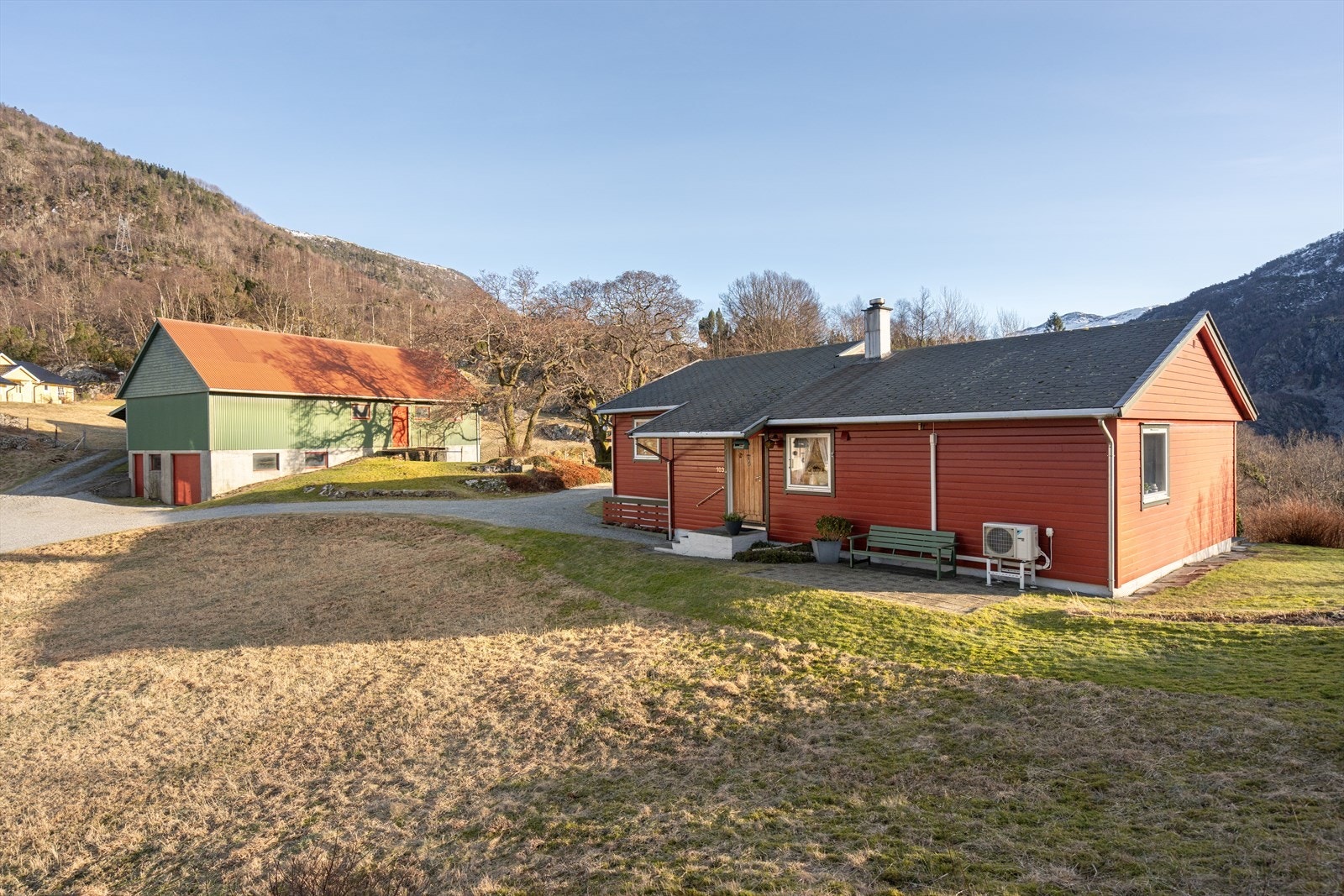 Våningshuset er oppført i 1975 Galleribilde