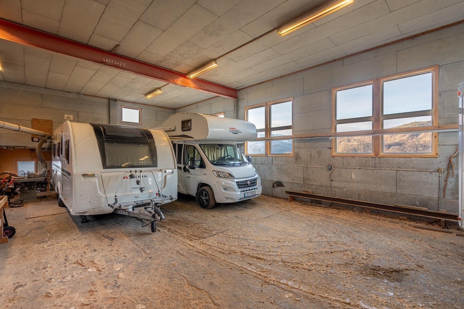 Bygget har tidligere vært benyttet til båtbygging og er utstyrt med blant annet fastmontert kranskinne med manuelle taljer og avsugsanlegg for spon/støv Galleribilde