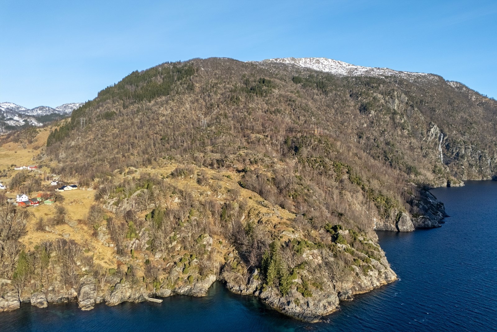 Nærheten til fjorden gir gode muligheter for friluftsliv, fiske og rekreasjon. Området byr også på fine turmuligheter i nærliggende skog- og fjellterreng Galleribilde