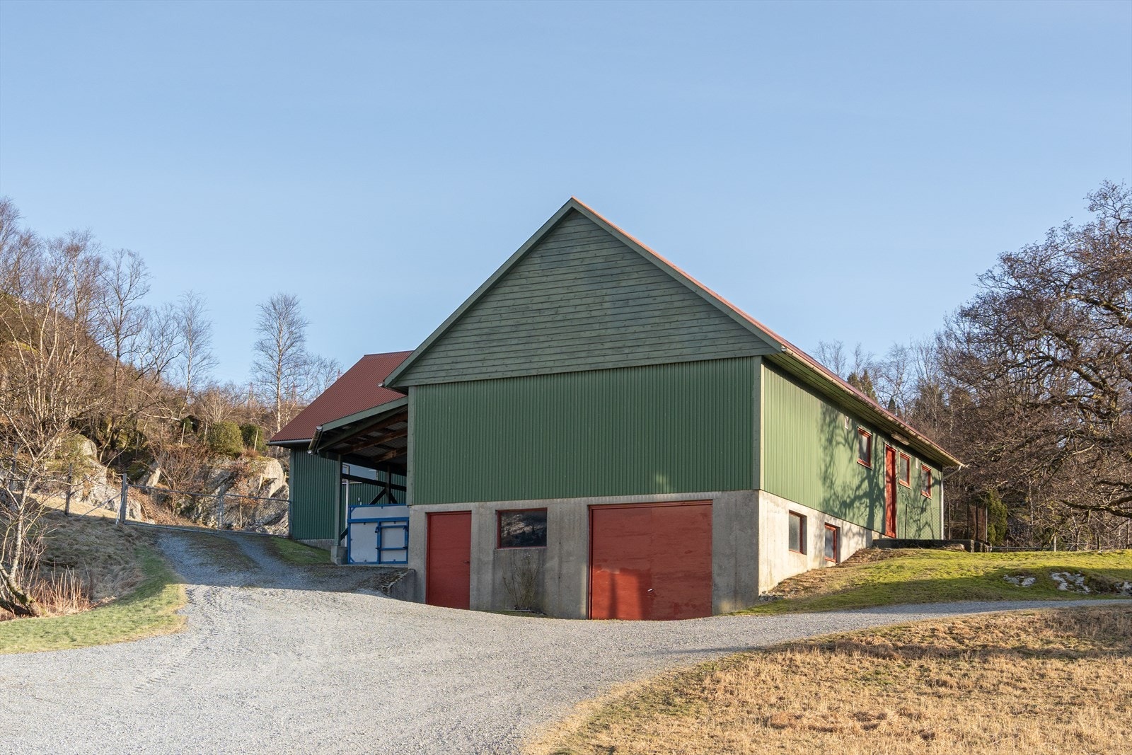 Driftsbygningen gir et godt utgangspunkt for videre småskala landbruksdrift, hobbybasert dyrehold eller tilpasning etter egne behov. Galleribilde