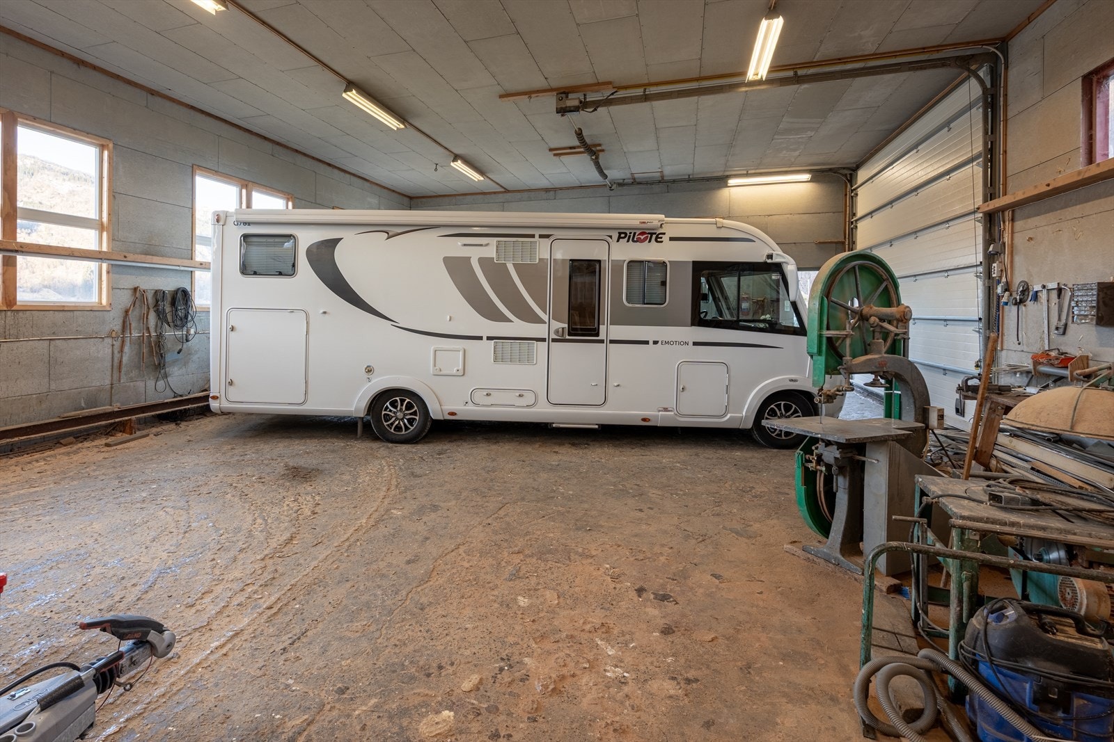 Kombinasjonen av størrelse, takhøyde og tekniske installasjoner gir gode muligheter for videre bruk og utvikling. Galleribilde