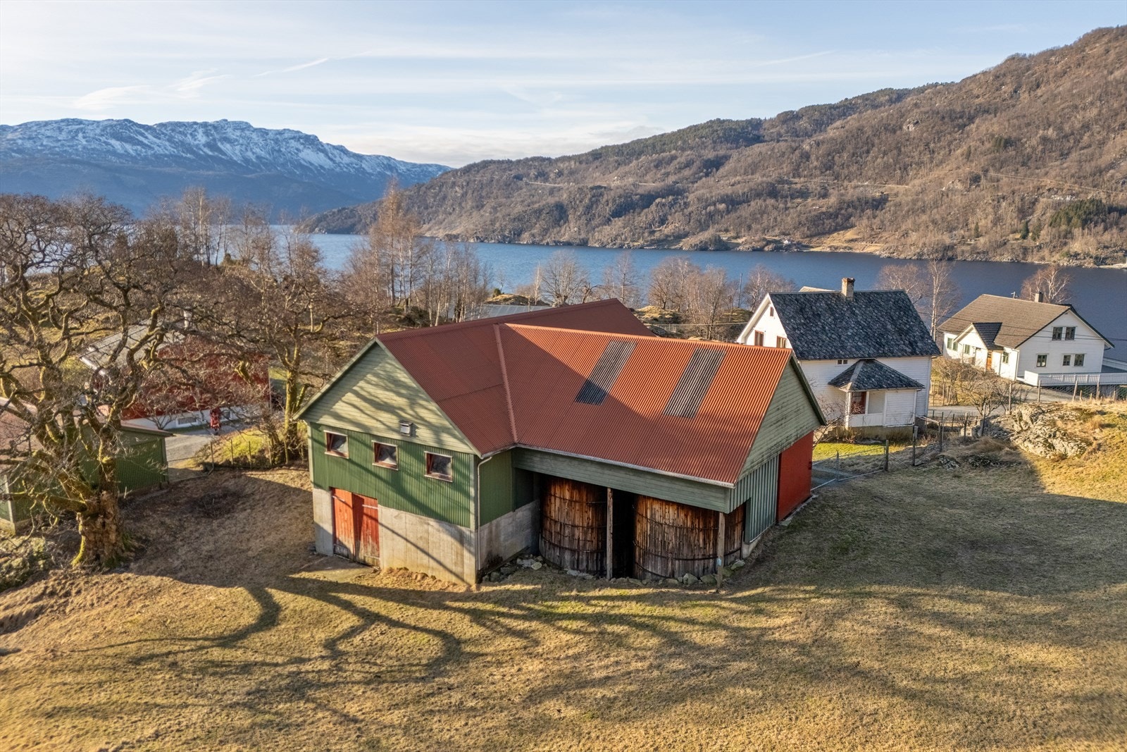 Driftsbygning bl.a innredet for sauehold med kapasitet på ca. 25 vinterfôrede dyr samt gode lagerrom Galleribilde