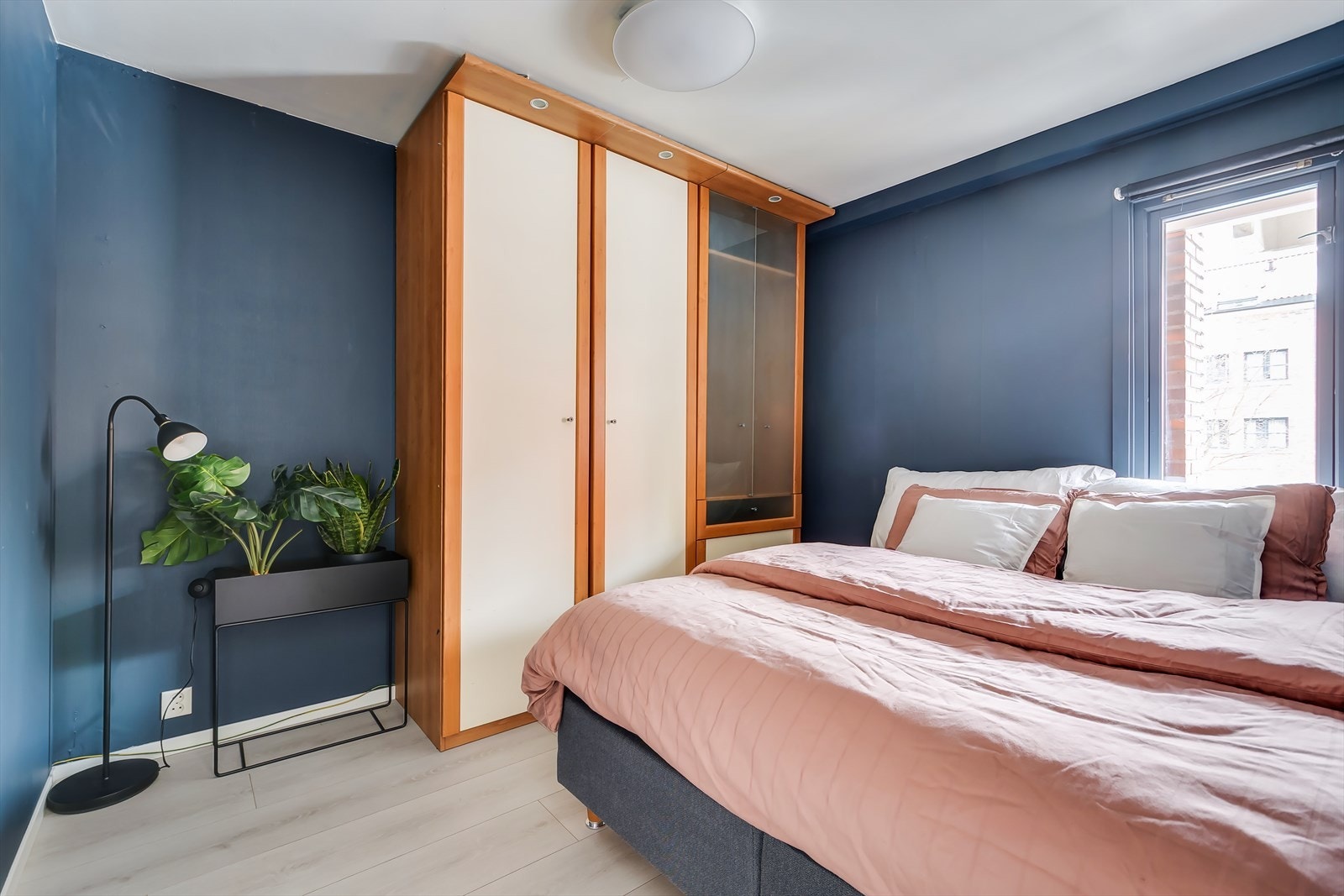 I hjørnet finner du et praktisk garderobeskap med god plass til klær og tilbehør. Galleribilde