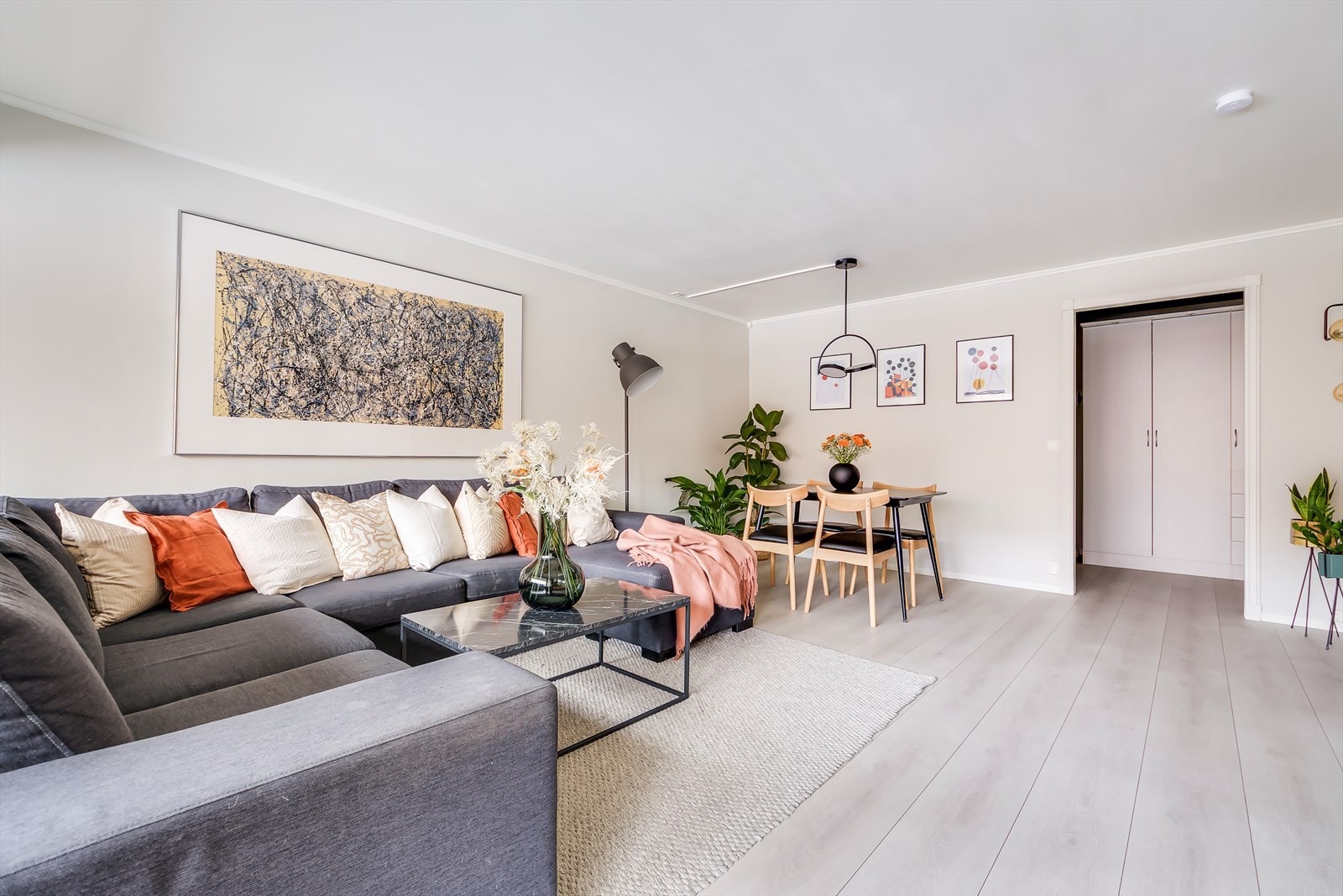 Innvendige veggflater er pusset og malt, og laminatgulvet ble lagt nytt i 2018. Galleribilde