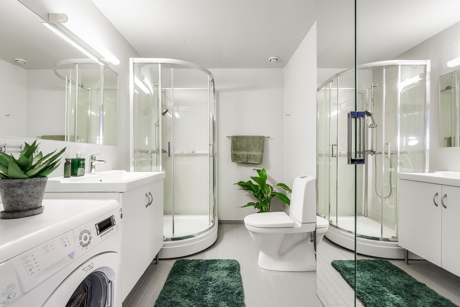 Badet er originalt fra byggeår og har behov for litt kjærlighet. Det er nyere toalett og dusjkabinett. Galleribilde