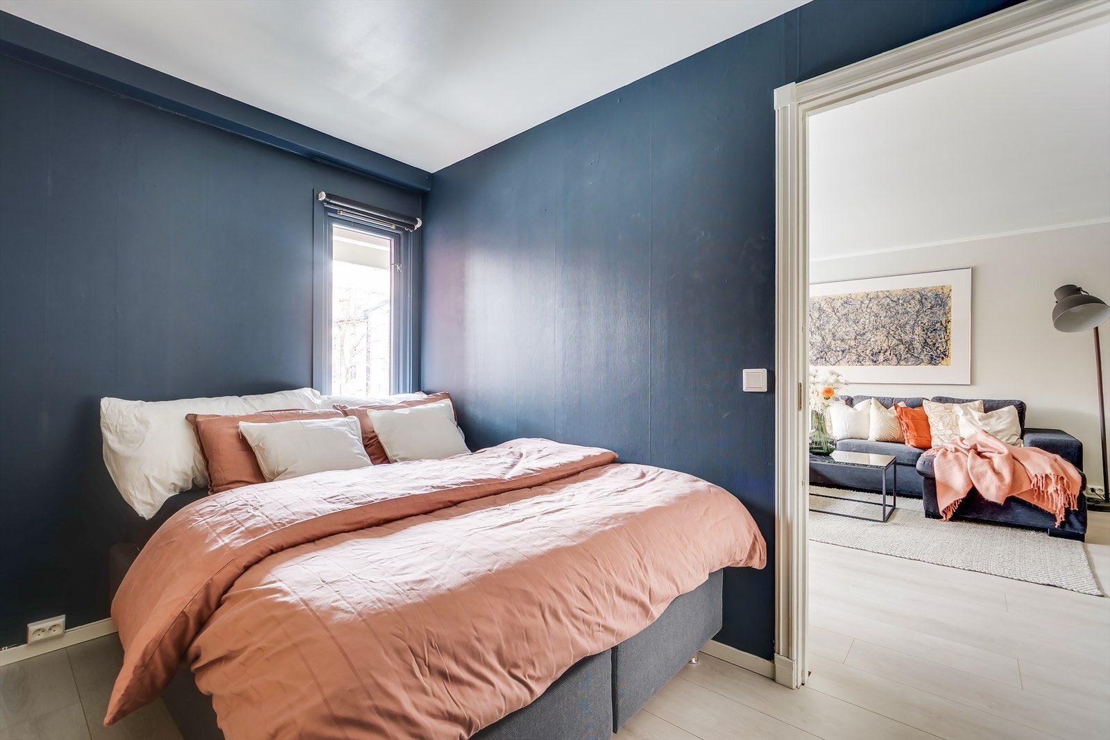 Det romslige soverommet er holdt i en behagelig blåtone. Rommet gir god plass til dobbeltseng og nattbord. Galleribilde