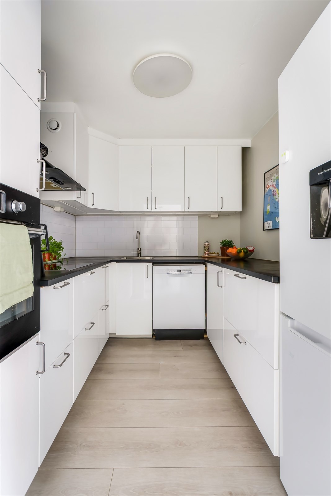 Det lyse kjøkkenet ble oppgradert i 2020, med hvit høyglans kjøkkeninnredning og laminert benkeplate. Galleribilde