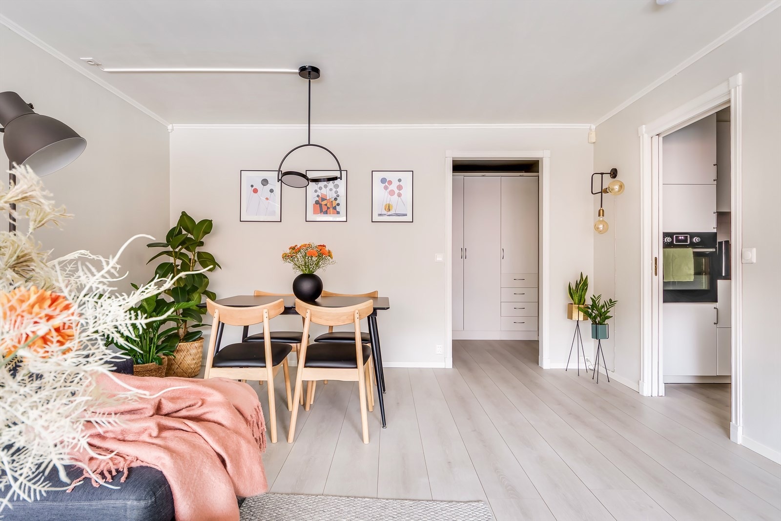 Fra stuen har du adkomst til kjøkken via skyvedør. Galleribilde