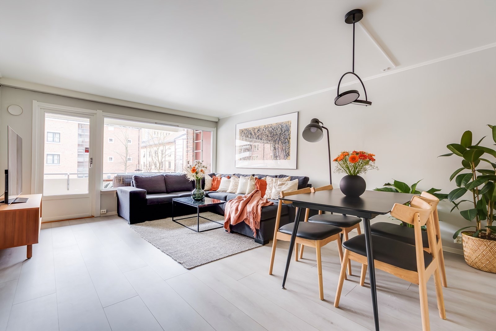 Innvendig møtes du av lyse, behagelige overflater. Store vindusflater gir rikelig med naturlig lysinnslipp. Galleribilde