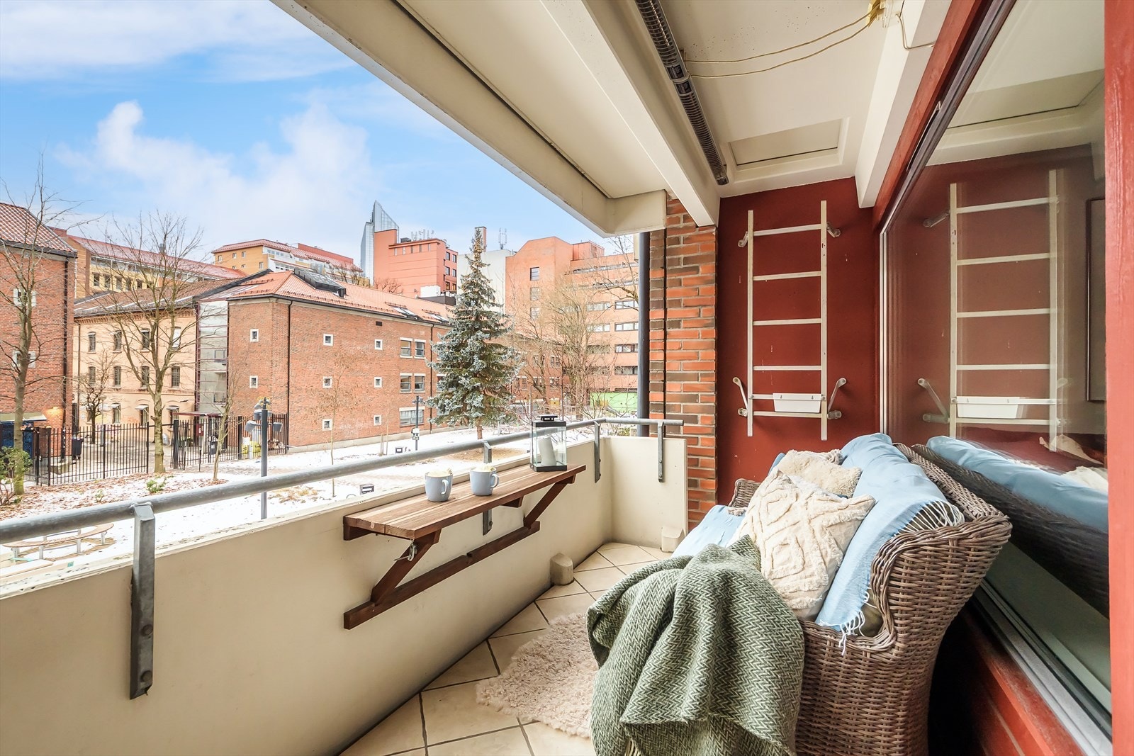 Den hyggelige balkongen fungerer som en herlig forlengelse av stuen i sommerhalvåret. Galleribilde