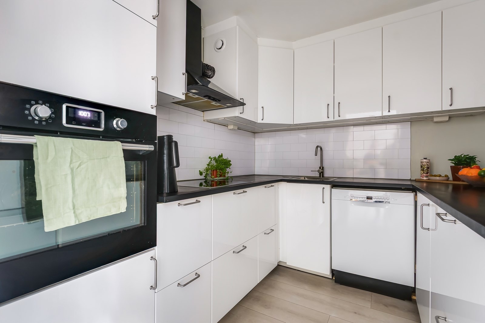 Her har du rikelig med skapplass. Galleribilde