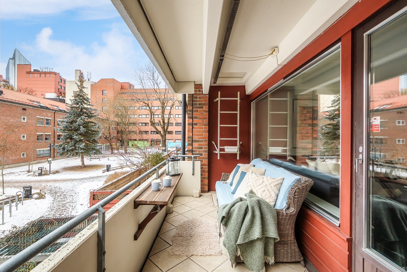 En lys og innbydende 2-roms med solrik balkong og praktisk planløsning. Galleribilde