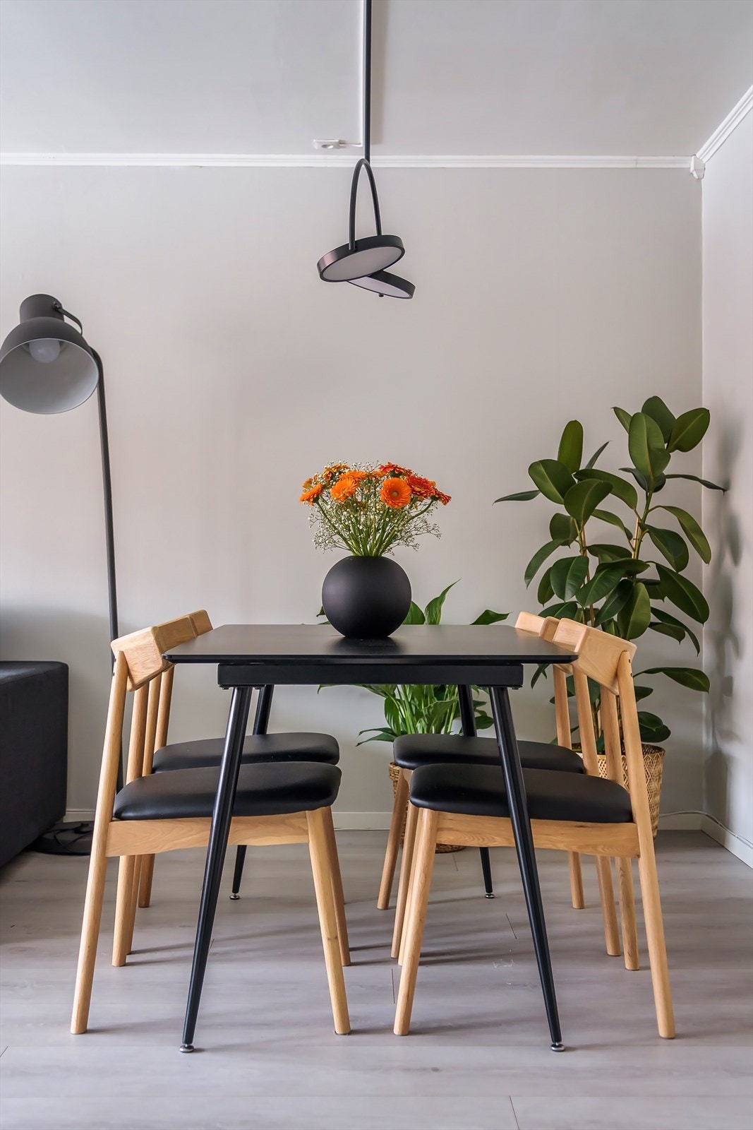 Spisegruppen finner sin naturlige plass i hjørnet. Galleribilde