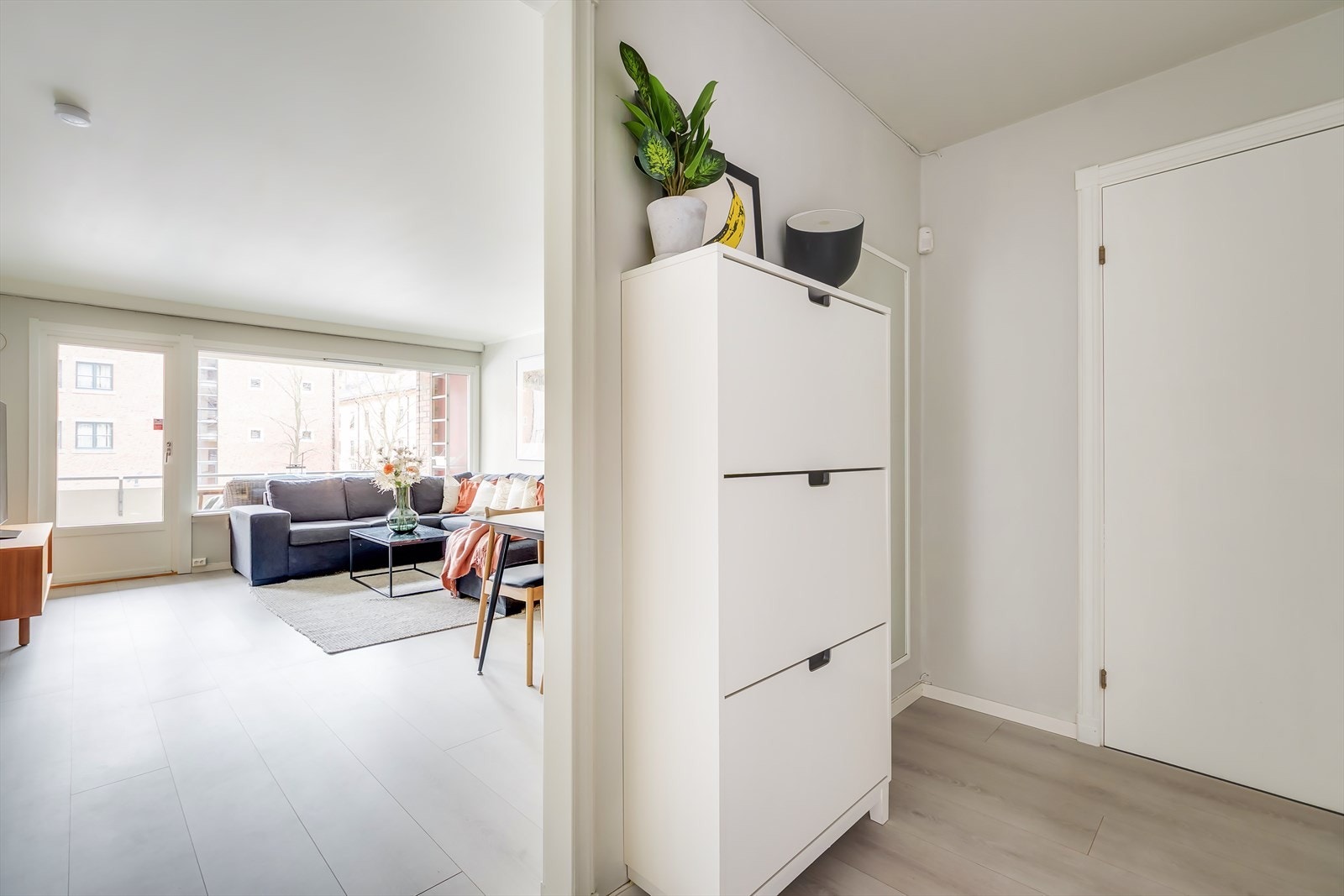 Den lyse gangen fører deg videre til bad, bod og inngangsparti. Galleribilde