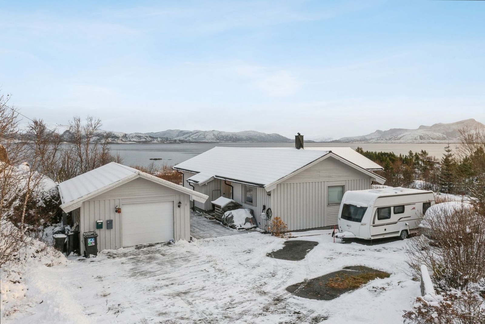 Garasje med ny, isolert port (2020) og elbil-lader (2022) Galleribilde