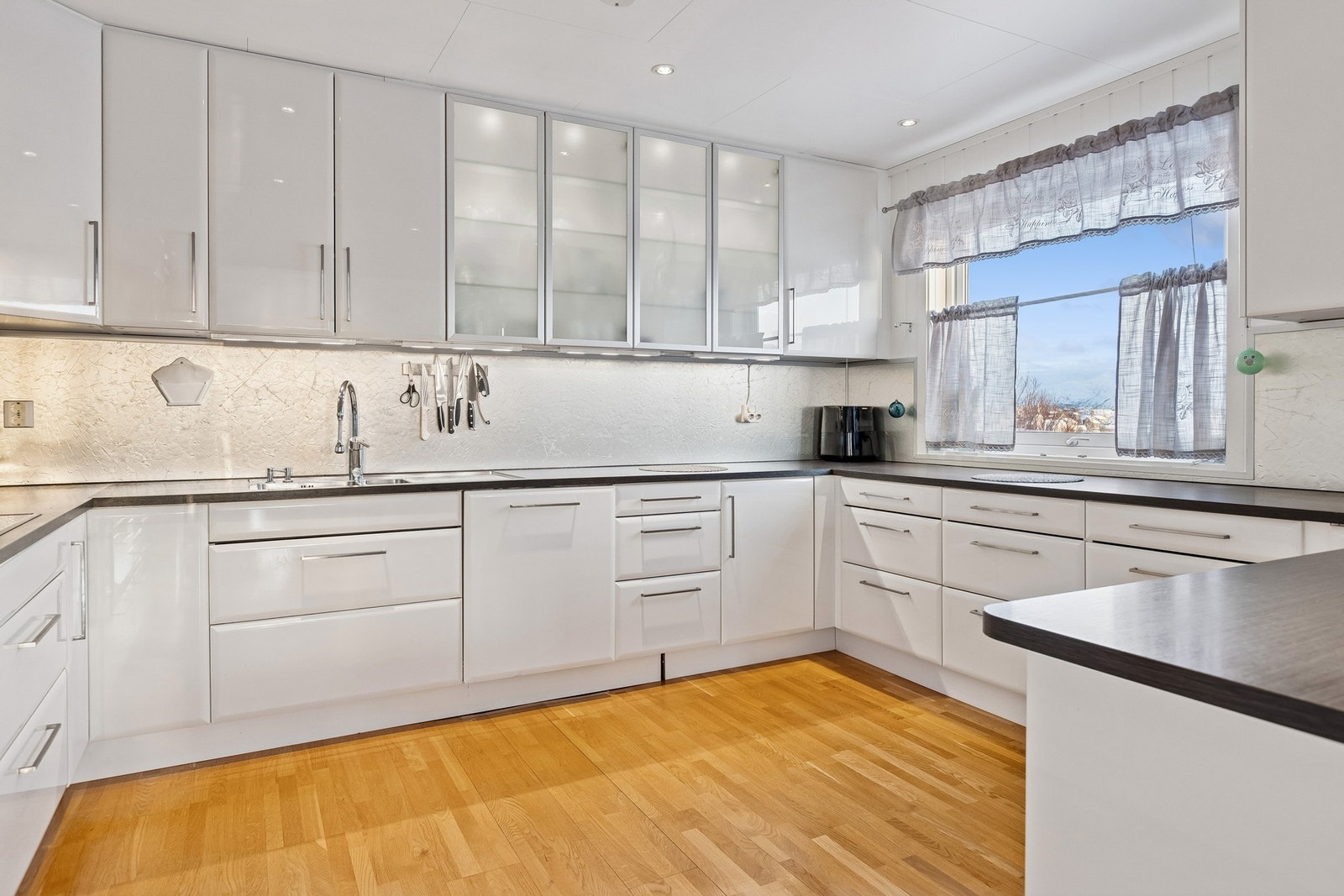 Stilrent kjøkken med lys innredning fra Marbodal (2013), rikelig benkeplass og god lagring Galleribilde