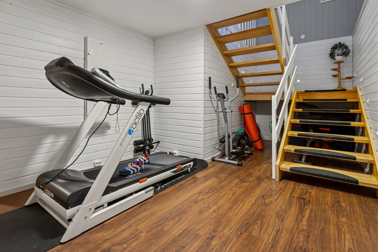 I kjelleretasjen er det god lagringsplass med flere boder, i tillegg til innredet utleiedel med egen inngang og ett soverom Galleribilde