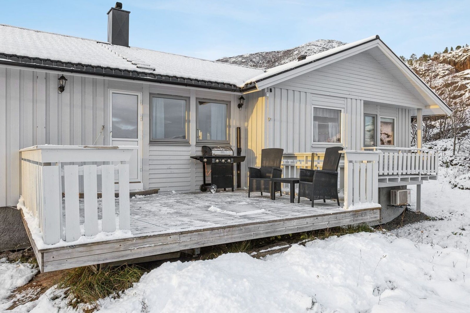 Med plass til utemøblement og grill er dette et godt brukt oppholdssted på varme sommerdager Galleribilde