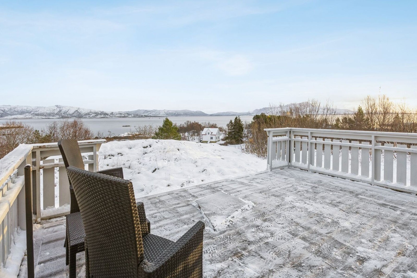 Terrasse med panoramautsikt og adkomst direkte ut i hagen Galleribilde