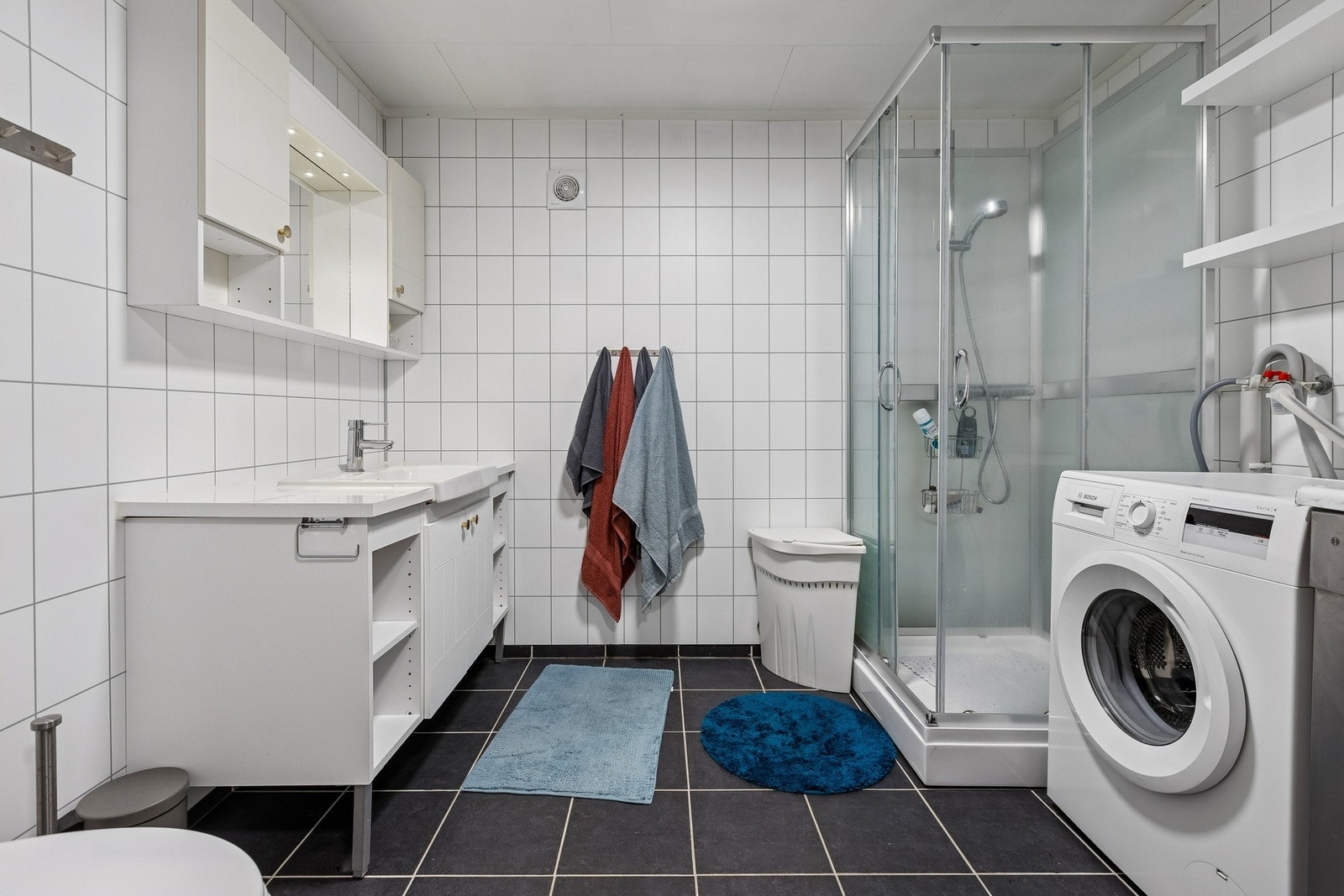 Kombinert bad og vaskerom Galleribilde