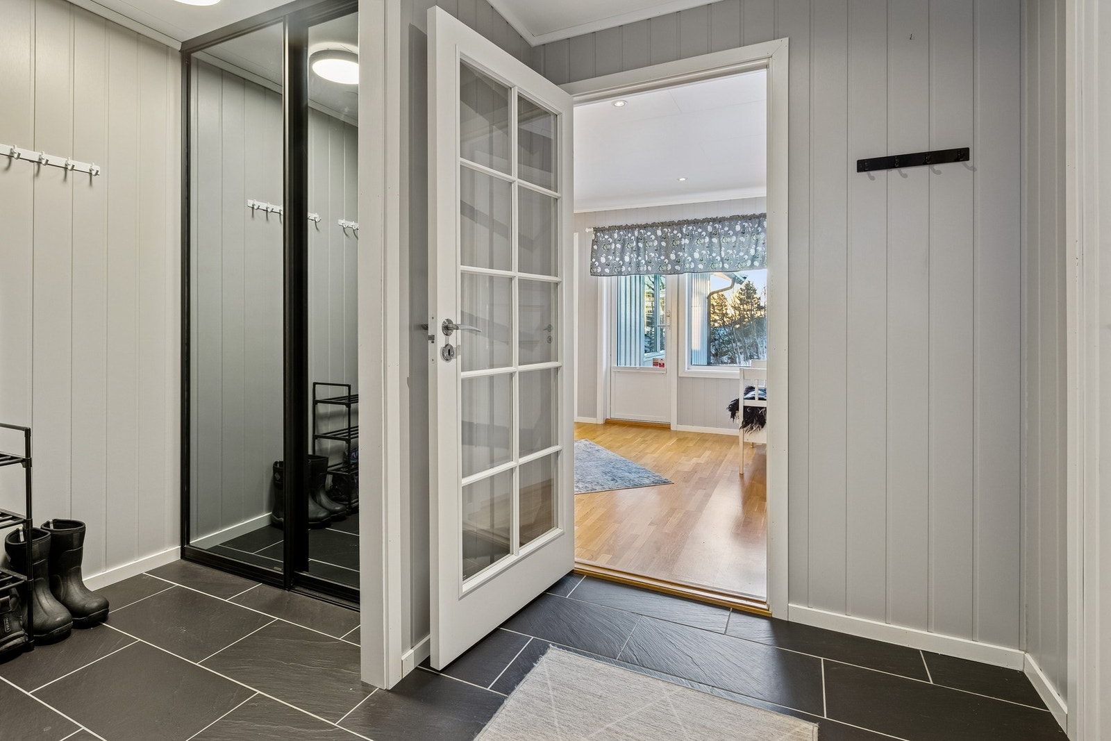 Innbydende entré med garderobeløsning og flislagt gulv med varme Galleribilde